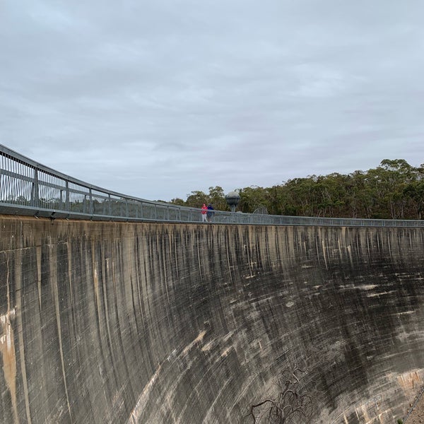 Whispering wall. Забор в австралии. Скажи плотина. Дамба в водохранилище баросса. Whispering wall.