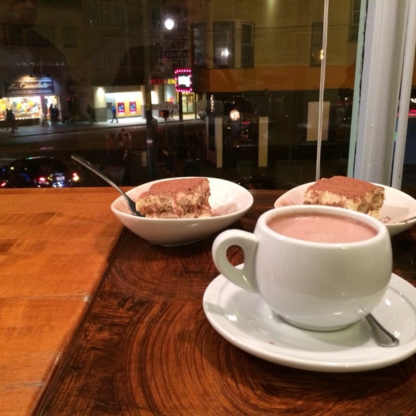 10/13/2013 tarihinde Alexander B.ziyaretçi tarafından Cavalli Cafe'de çekilen fotoğraf