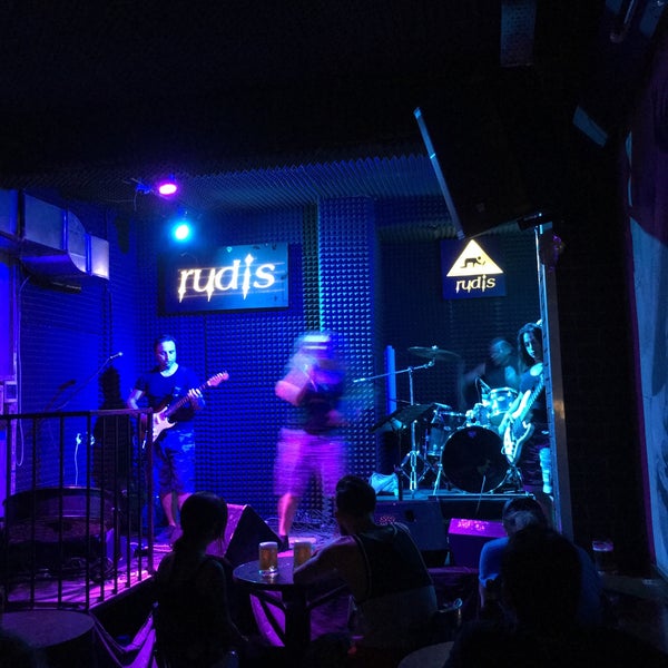 Das Foto wurde bei Rudis Bar von Murat E. am 8/11/2016 aufgenommen