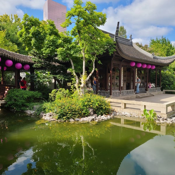 Foto diambil di Lan Su Chinese Garden oleh Joe O. pada 7/29/2023