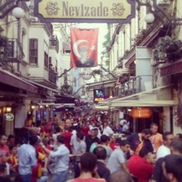 รูปภาพถ่ายที่ Nevizade โดย NİLÜFER เมื่อ 5/12/2013