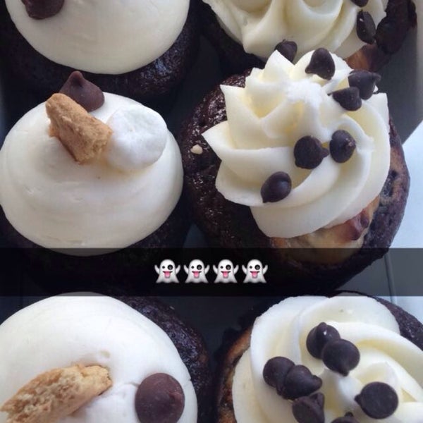 Foto scattata a Misha&#39;s Cupcakes da Liz M. il 11/1/2015