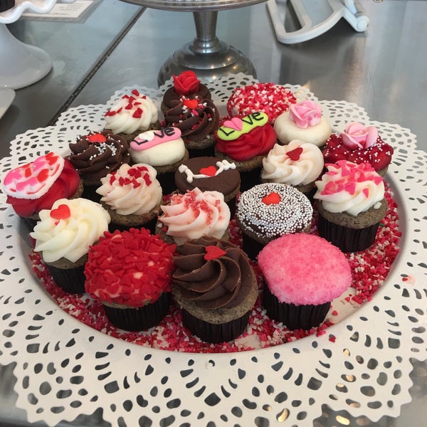 2/5/2016에 Liz M.님이 Misha&#39;s Cupcakes에서 찍은 사진