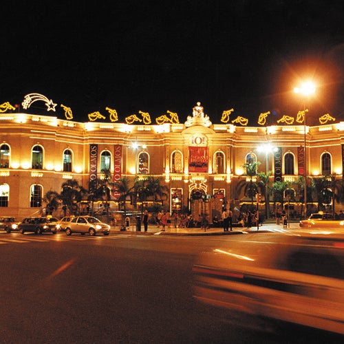 El Shopping Patio Olmos es uno de los edificios arquitectónicamente más significativos de la ciudad de Córdoba. La entrada principal está en la esquina de Avenida Vélez Sársfield y Bulevar San Juan.