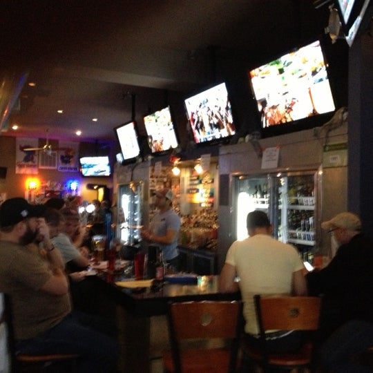 รูปภาพถ่ายที่ Crew Bar and Grill โดย Brian P. เมื่อ 10/21/2012