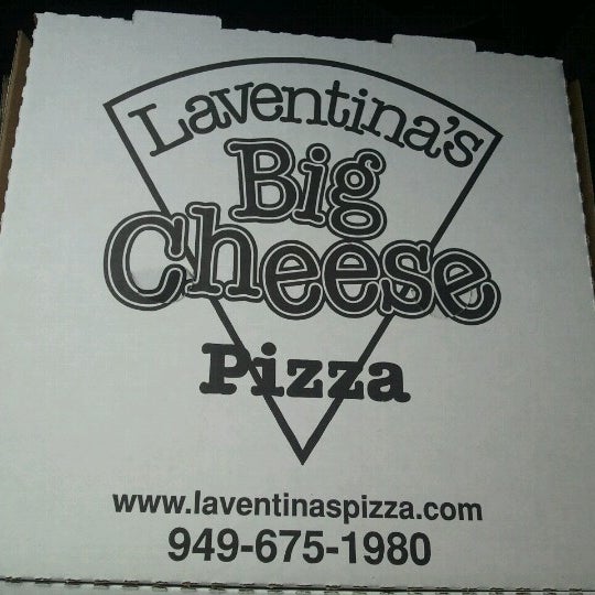 รูปภาพถ่ายที่ Laventina&#39;s Big Cheese Pizza โดย Olivia R. เมื่อ 1/13/2013