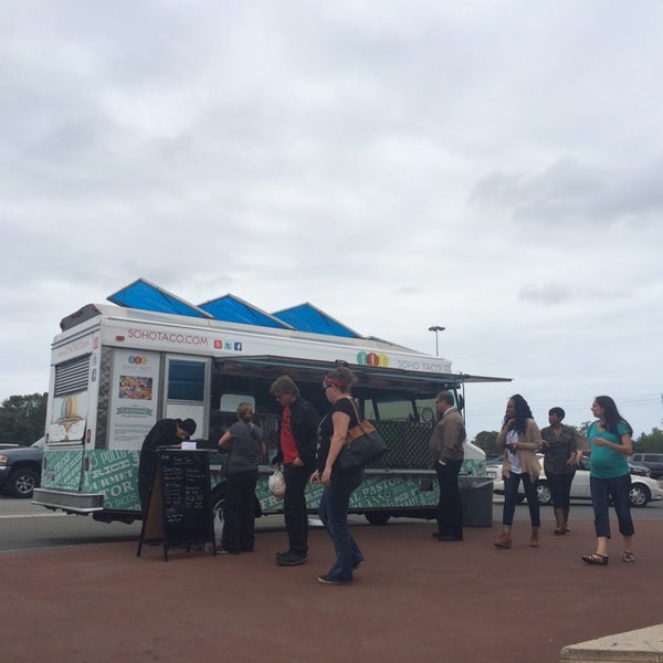 Foto tirada no(a) OC Fair Food Truck Fare por Olivia R. em 5/22/2014