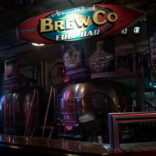 Foto tomada en Newport Beach Brewing Co.  por Olivia R. el 11/9/2012