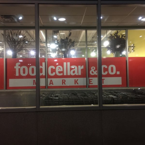 Foto tirada no(a) Foodcellar Market por Robert C. em 12/14/2015
