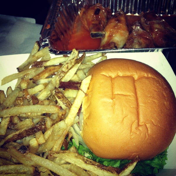 Foto scattata a Mikey&#39;s Burger da Xz Y. il 5/8/2013
