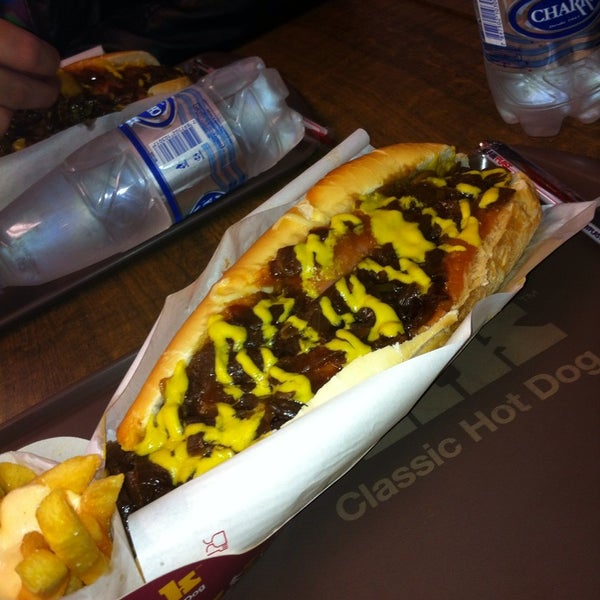 Photo taken at Frank Dogs &amp; Burgers by Cíntia M. on 7/28/2013