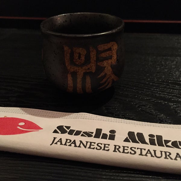 Foto tirada no(a) Sushi Mike&#39;s por Tom W. em 1/24/2015