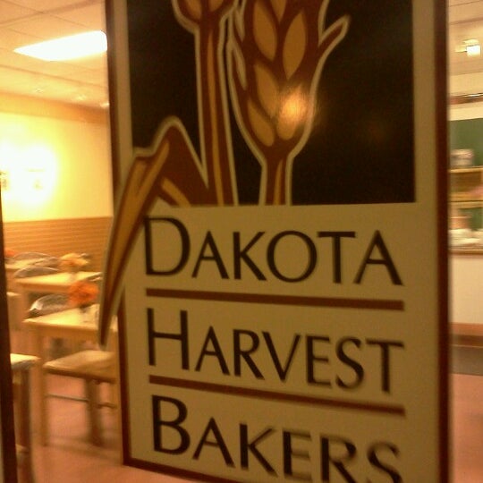 Photo taken at Dakota Harvest Bakers by Ryan F. on 10/29/2012