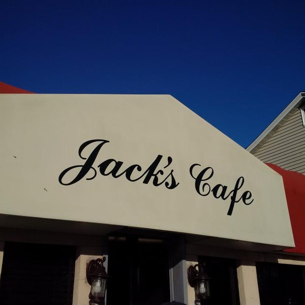 รูปภาพถ่ายที่ Jack&#39;s Cafe โดย B n H เมื่อ 4/23/2016