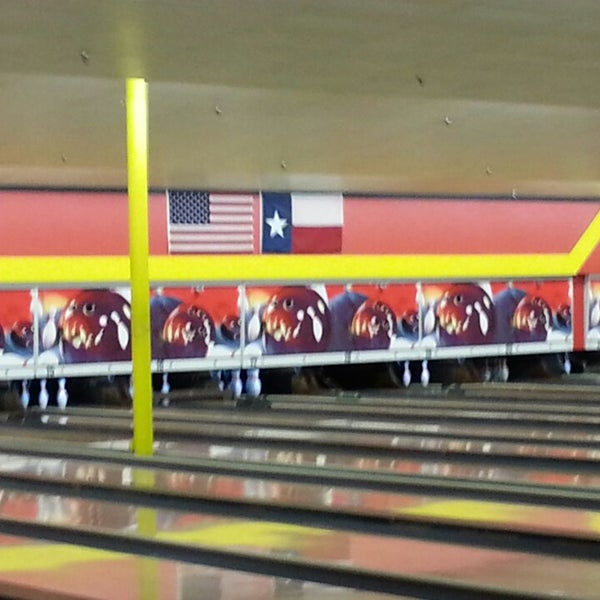 8/11/2013 tarihinde Sherif O.ziyaretçi tarafından Bandera Bowling Center'de çekilen fotoğraf