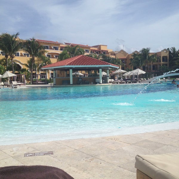 Das Foto wurde bei Secrets Capri Riviera Cancun von Meredith am 7/26/2013 aufgenommen