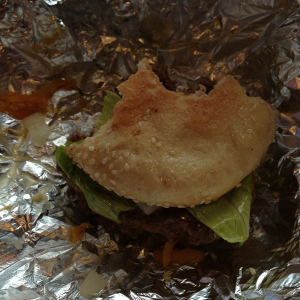 1/24/2013에 Julie님이 MOOYAH Burgers, Fries &amp; Shakes에서 찍은 사진