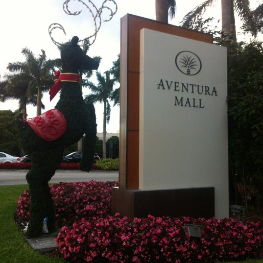 Das Foto wurde bei Aventura Mall Fountain von 👻Mak&#39;S S. am 11/29/2012 aufgenommen