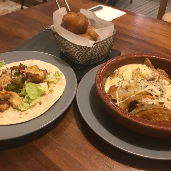 Tapas are really good. Especially the tortilla, the tuscany bread with pomodore, and the gnocci. Patatas with cheese are quite heavy, as is the chocolate dessert. Not your typical Spanish tapas.
