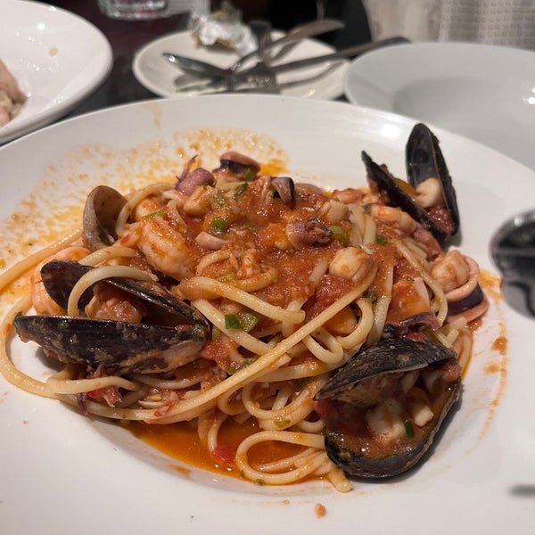 Foto tomada en Sotto Mare Oysteria &amp; Seafood Restaurant  por MJ K. el 10/8/2022