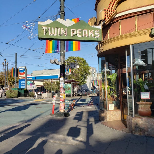 รูปภาพถ่ายที่ Twin Peaks Tavern โดย ᴡᴡᴡ.Bob.pwho.ru E. เมื่อ 10/9/2019