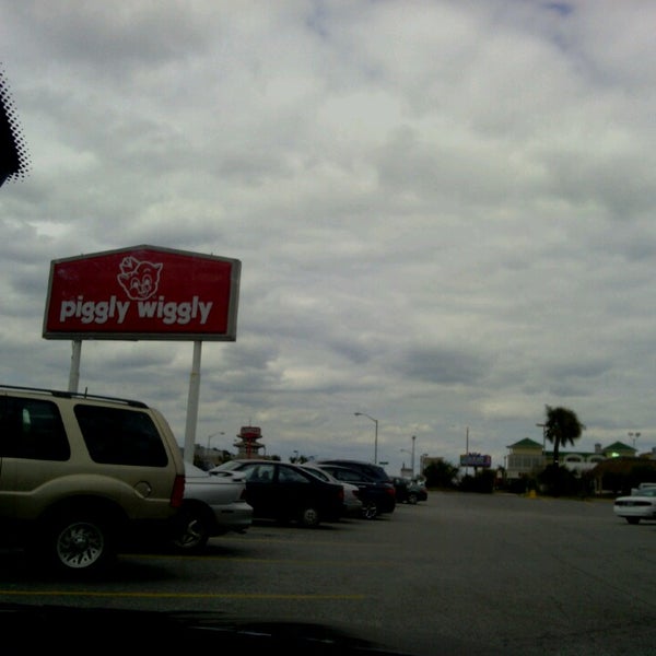 รูปภาพถ่ายที่ Piggly Wiggly โดย Carlos C. เมื่อ 3/26/2013