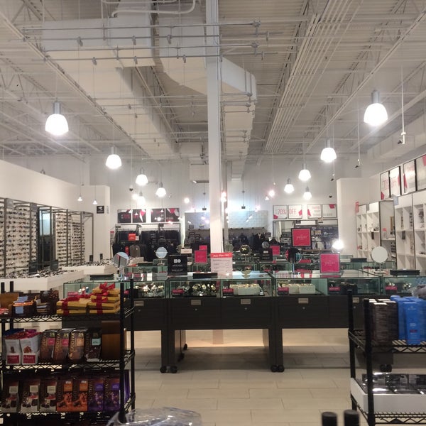 Bloomingdale's The Outlet Store 3 tips from 392 visitors