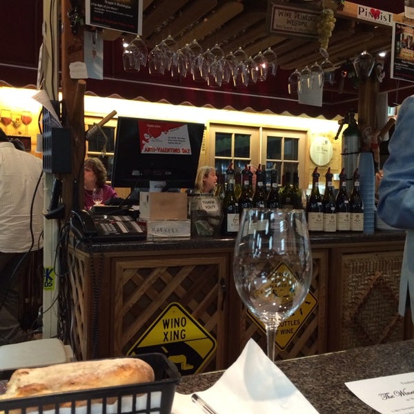 2/1/2014 tarihinde Chad M.ziyaretçi tarafından Vendome Wine &amp; Spirits'de çekilen fotoğraf
