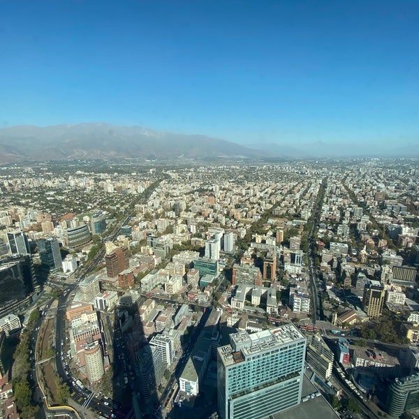 Foto diambil di Sky Costanera oleh Alejandro E. pada 3/17/2023