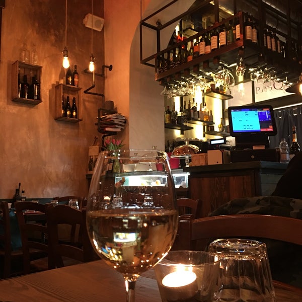 Photo prise au Bistrot &amp; Wine Bar Pasquino par Kahlua T. le12/29/2018