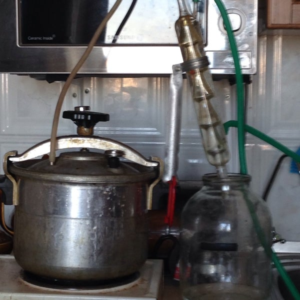 перегонка самогона. самогон первого. самогонный аппарат с сухопарником домашний. самогонный аппарат новичок. самогонный аппарат и самогон.