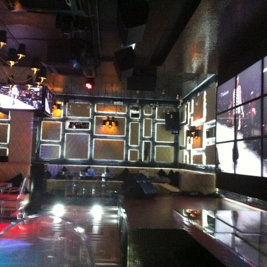 รูปภาพถ่ายที่ Bright Club &amp; Karaoke rooms โดย Лилия П. เมื่อ 2/1/2013