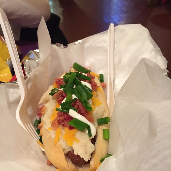 Das Foto wurde bei Steve&#39;s Hot Dogs &amp; Burgers von Danni E. am 12/13/2014 aufgenommen