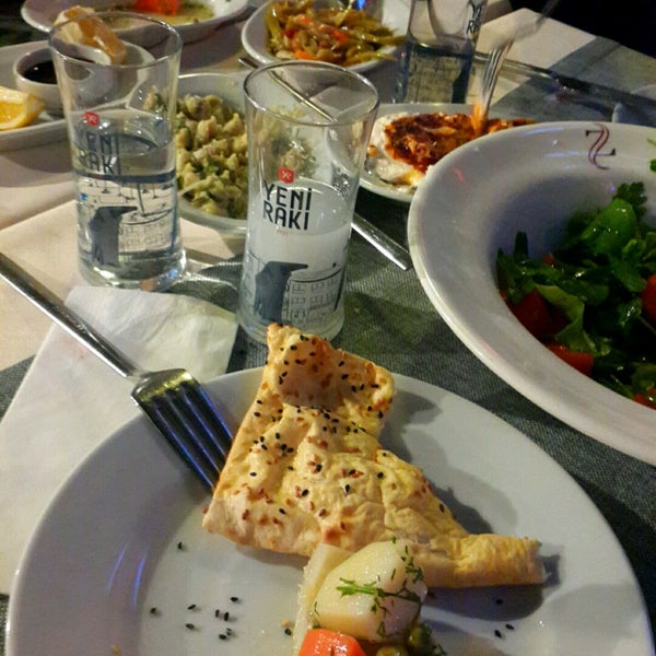 Снимок сделан в Ziyaret Restaurant &amp; Ocakbaşı пользователем Harika 4/26/2017