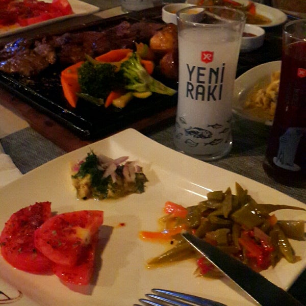 Снимок сделан в Ziyaret Restaurant &amp; Ocakbaşı пользователем Harika 9/30/2016