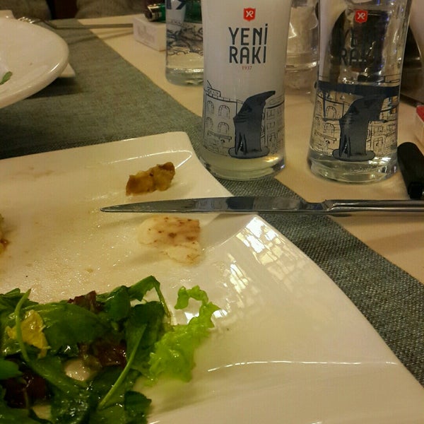 Das Foto wurde bei Ziyaret Restaurant &amp; Ocakbaşı von Harika am 1/12/2017 aufgenommen