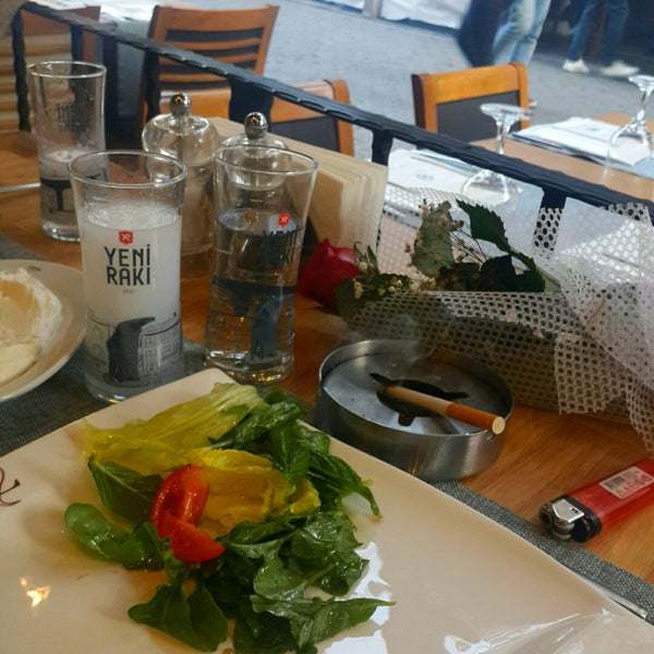Foto diambil di Ziyaret Restaurant &amp; Ocakbaşı oleh Harika pada 5/15/2017