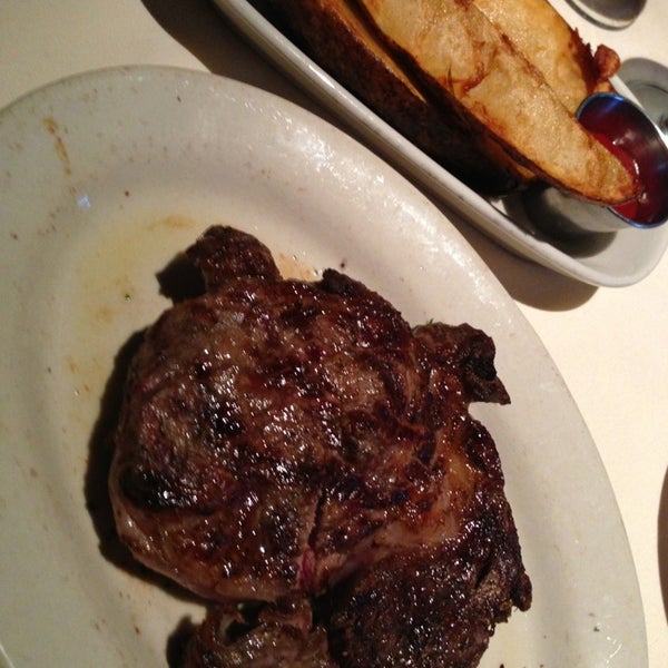Photo prise au Hondo&#39;s Prime Steakhouse par Wandering F. le8/16/2013