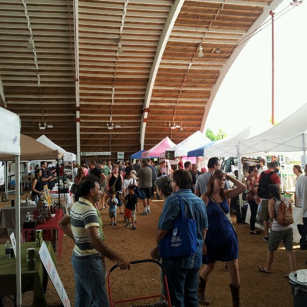 Foto tirada no(a) Mueller Farmers Market por Vickie em 5/26/2013