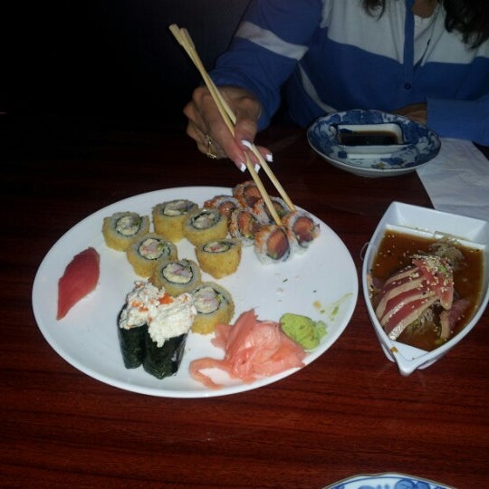 Foto tirada no(a) Ocean Blue Sushi por Rob H. em 9/28/2012