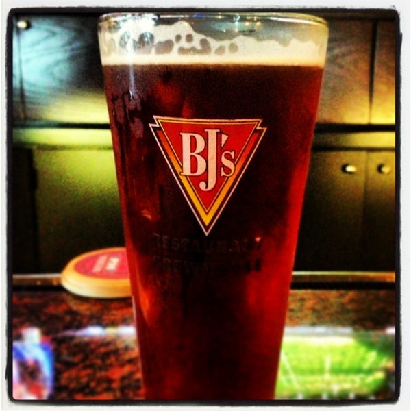 Photo taken at BJ&#39;s Restaurant &amp; Brewhouse by Ines G. on 7/5/2013