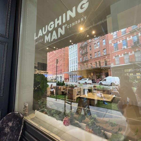 Foto scattata a Laughing Man Coffee &amp; Tea da Alma A. il 9/22/2021