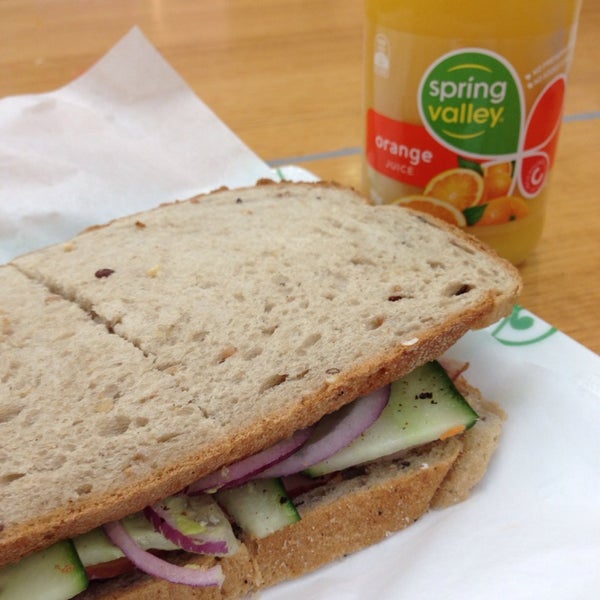 Сэндвич шеф ильинское. Классик сэндвич. Рестория шеф сэндвич с курицей и беконом. Сэндвич рестория шеф пятерочка. Рестория сэндвич.