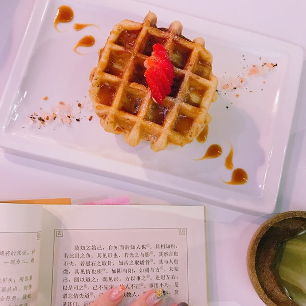 Photo taken at Cafe 5 (五号咖啡.松饼屋) by 旻充 陈. on 3/4/2018
