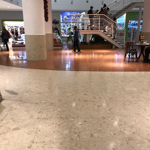 Foto tirada no(a) Shopping Palladium por Arildo Cecilio S. em 12/5/2017