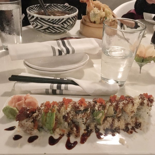 รูปภาพถ่ายที่ Friends Sushi โดย Jennifer R. เมื่อ 7/26/2017