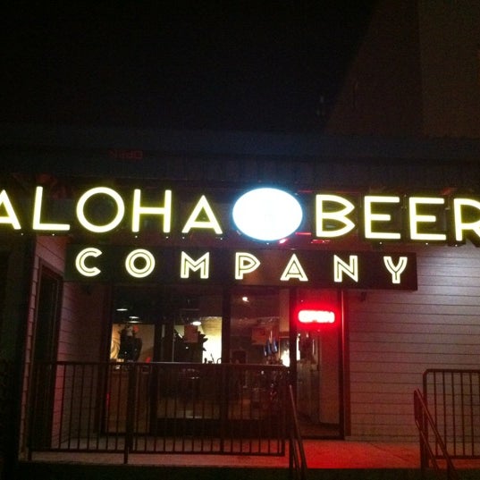 รูปภาพถ่ายที่ Aloha Beer Company โดย Justin เมื่อ 11/13/2012