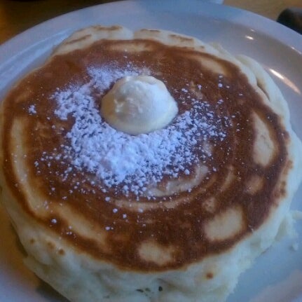 รูปภาพถ่ายที่ Hotcakes Emporium Pancake House &amp; Restaurant โดย Debbie เมื่อ 12/15/2012