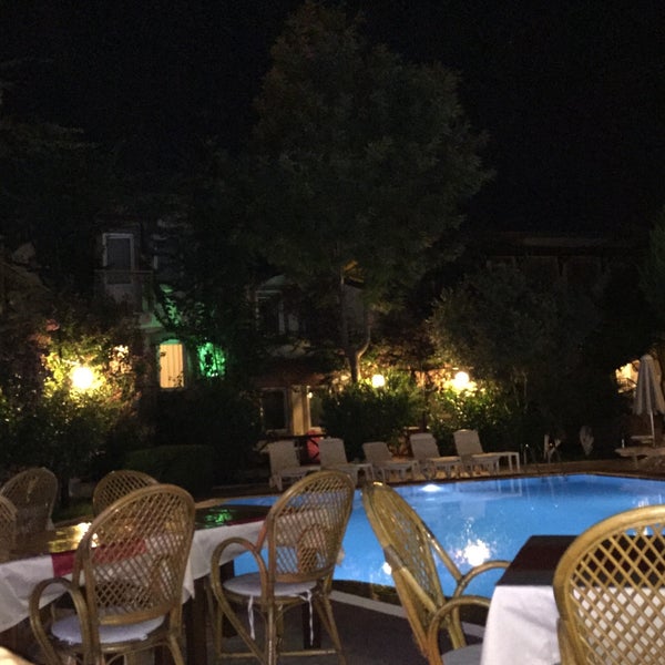 Foto scattata a Moonshine Hotel &amp; Suites da Batuhan A. il 7/16/2015