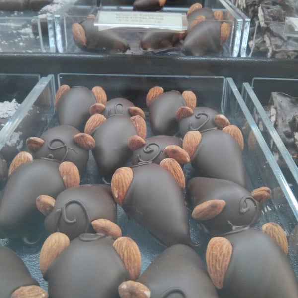 Das Foto wurde bei Mouse&#39;s Chocolates and Coffee von R L. am 7/12/2013 aufgenommen